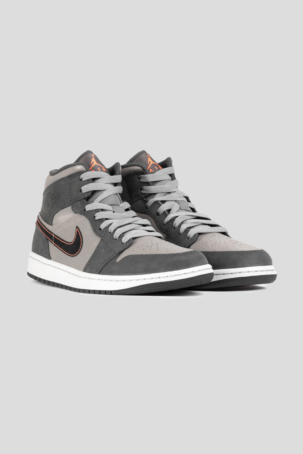 Nike retro hot sale 1 mid