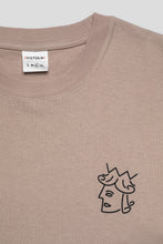 Cargar imagen en el visor de la galería, Victoria Queenhead Logo Tee 'Cement'