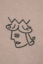 Cargar imagen en el visor de la galería, Victoria Queenhead Logo Tee 'Cement'