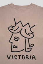 Cargar imagen en el visor de la galería, Victoria Queenhead Logo Tee 'Cement'