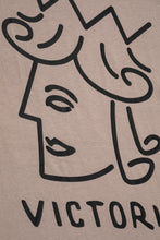 Cargar imagen en el visor de la galería, Victoria Queenhead Logo Tee 'Cement'