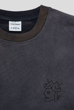 Charger l'image dans la galerie, Victoria Sunfaded Queenhead Longsleeve Tee 'Faded Black'