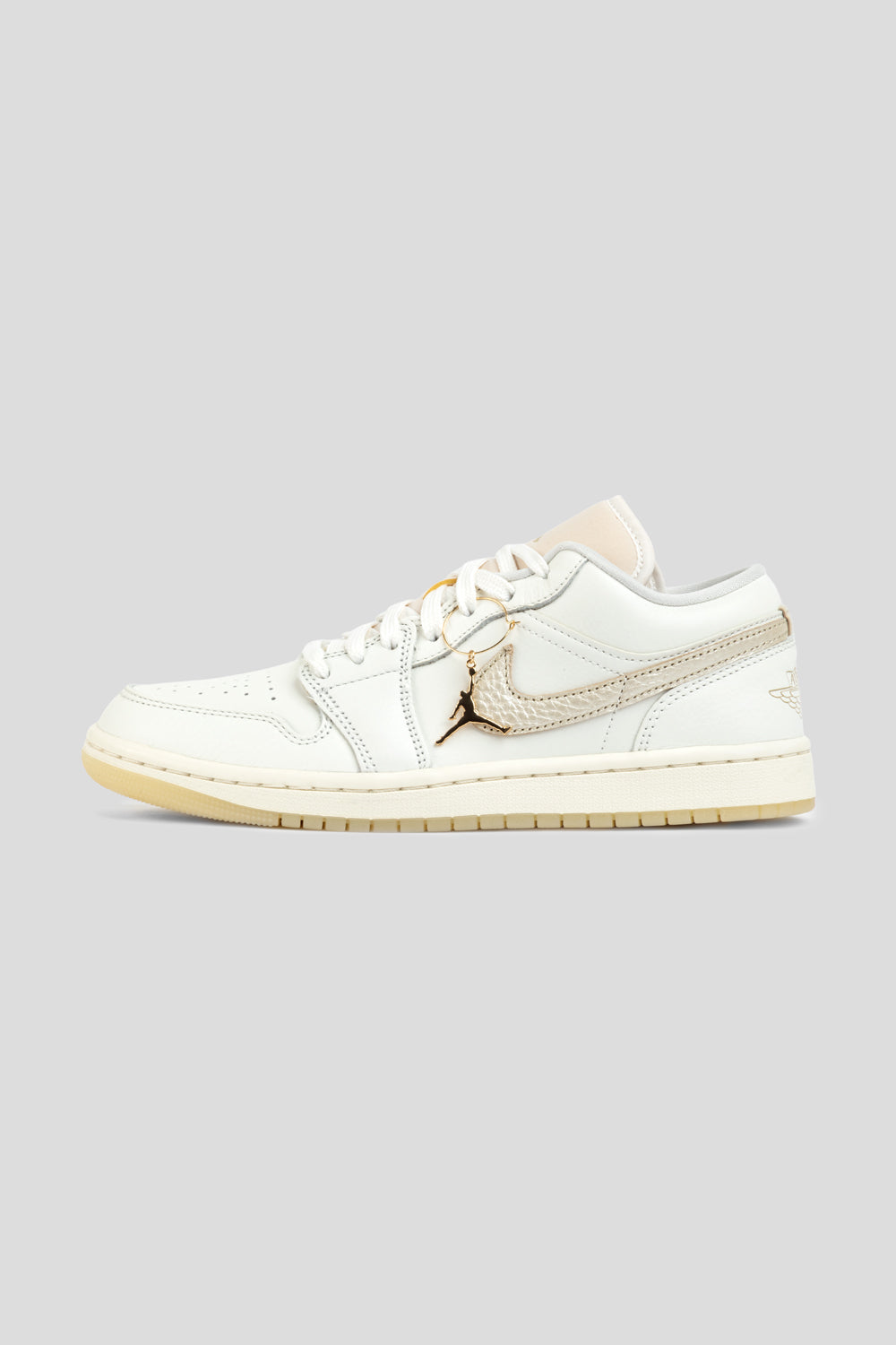 靴 NIKE Women's AIR JORDAN 1 LOW SE GOLD Women's Air Jordan 1 Low SE 'Metallic Team Gold' - HV5157-100 – Foosh