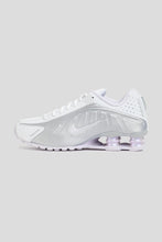 Load image into Gallery viewer, Women&#39;s Shox R4 &#39;White &amp; Metallic Platinum&#39;