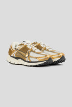 Load image into Gallery viewer, Women&#39;s Zoom Vomero 5 &#39;Metallic Gold&#39;