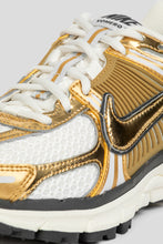 Load image into Gallery viewer, Women&#39;s Zoom Vomero 5 &#39;Metallic Gold&#39;